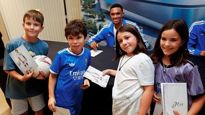 Huijsen y Trent, protagonistas en la sesión de firmas en San Sebastián