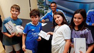 Huijsen y Trent, protagonistas en la sesión de firmas en San Sebastián