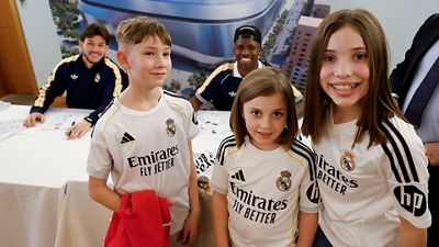 ヴィニ・ジュニオールとフラン・ガルシア、ビーゴでのサイン会イベントの主役に