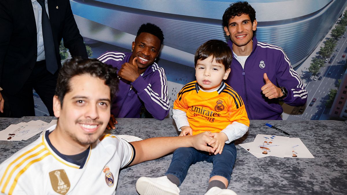 Vini Jr. and Vallejo lead an autograph signing session in Barcelona