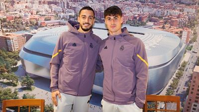 Joselu y Kepa, protagonistas en la sesión de firmas en Vitoria