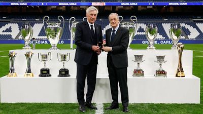 Florentino Pérez entregó la insignia de oro y brillantes a Ancelotti