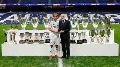 Florentino Pérez entregó la insignia de oro y brillantes a Modrić