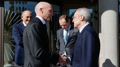 El presidente acude al tanatorio por el fallecimiento de José Emilio Santamaría