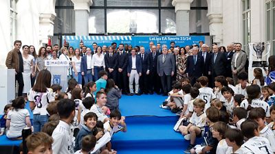 The group photo at the City Hall