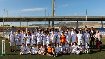 La Fundación Real Madrid visita la escuela de Mazarrón junto a la Fundación Ecopilas