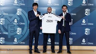 Roberto Carlos presenta los clínics de la Fundación en Japón