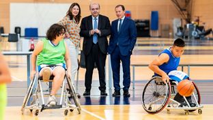 Yolanda Erburu y Emilio Butragueño visitan el campus de baloncesto inclusivo de la Fundación Real Madrid