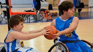 Primera jornada de baloncesto en silla de ruedas en el torneo de la Fundación