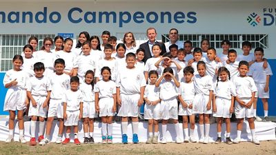 Butragueño visita una escuela sociodeportiva de la Fundación en Honduras