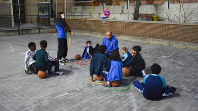 The Real Madrid Foundation gives gifts at the reception centres
