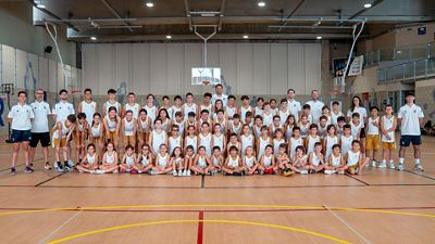 Felipe Reyes visita el IV campus urbano de baloncesto de la Fundación Real Madrid