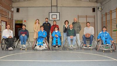 Felipe Reyes visita la escuela de baloncesto en silla de ruedas de la Fundación Real Madrid y SIGNUS en Getafe