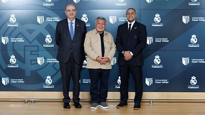 La Fundación Real Madrid recibe al fundador de UCV, César Acuña, en la Ciudad Real Madrid