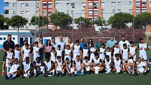 La Fundación Real Madrid visita su escuela sociodeportiva de fútbol en Jerez