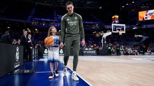 Hezonja y una alumna de la Fundación, protagonistas de la acción de Endesa 'Baloncesto para todos'