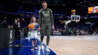 Hezonja y una alumna de la Fundación, protagonistas de la acción de Endesa 'Baloncesto para todos'