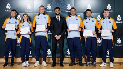 Arbeloa entrega los diplomas de las II Jornadas de Formación en Fútbol y Valores