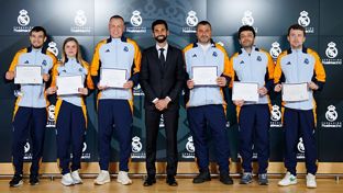 Arbeloa entrega los diplomas de las II Jornadas de Formación en Fútbol y Valores