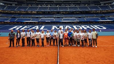 Beneficiarios de la Fundación, en la pista de tenis del Bernabéu