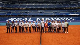Beneficiarios de la Fundación, en la pista de tenis del Bernabéu