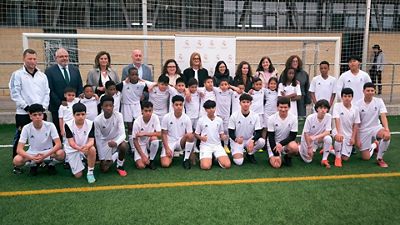 Ricardo Gallego visitó la escuela de la Fundación Real Madrid en Asturias 