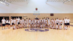 Felipe Reyes, con los participantes de los campus adaptado e inclusivo de la Fundación Real Madrid