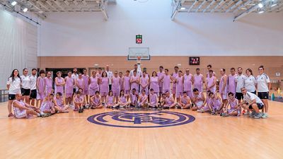 Felipe Reyes visita el campus de baloncesto adaptado de la Fundación Real Madrid