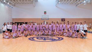 Felipe Reyes visita el campus de baloncesto adaptado de la Fundación Real Madrid