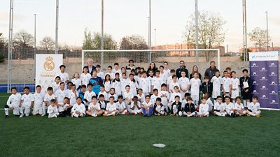 La Fundación Real Madrid y Fundación La Caixa visitan la escuela sociodeportiva de El Pozo
