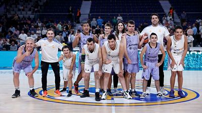 Los beneficiarios de la Escuela de Baloncesto de Valdebernardo brillan en la exhibición del descanso del Real Madrid-Estrella Roja