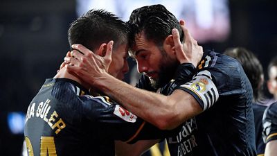 O líder vence em San Sebastián