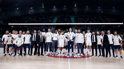 Hezonja presented with trophy as part of Best Five in the League 