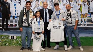 El presidente, con los miembros de las peñas madridistas afectadas por la DANA