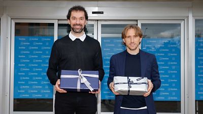 Los entrenadores y jugadores del Real Madrid visitaron a los niños hospitalizados