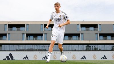 Huijsen posa con la camiseta del Real Madrid