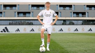 Huijsen pose avec le maillot du Real Madrid