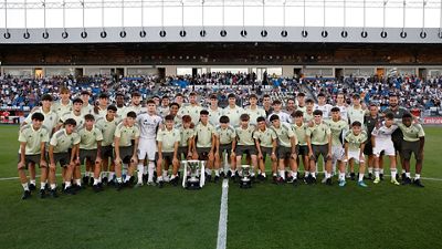 Ehrung des Juvenil A im Di Stéfano für sein historisches Triple