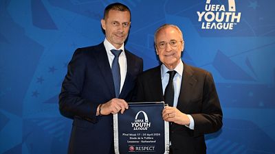 Intercambio de obsequios en la final de la Youth League