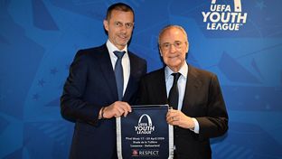 Intercambio de obsequios en la final de la Youth League