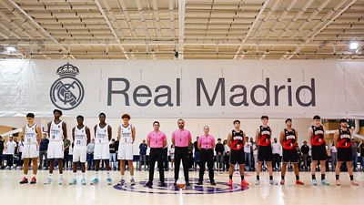Minuto de silencio en el pabellón de la Ciudad Real Madrid