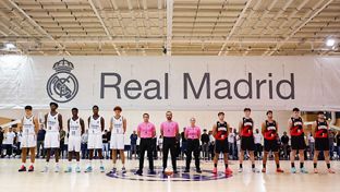 Minuto de silencio en el pabellón de la Ciudad Real Madrid
