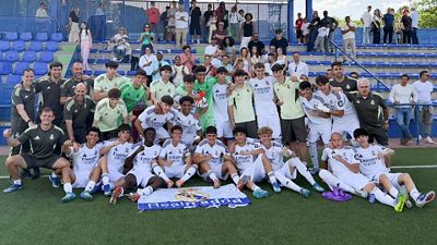 O Juvenil B, campeão do Grupo 12 da Divisão Nacional Juvenil