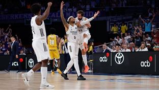 Los canastones de Llull y Okeke para cerrar el tercer cuarto de forma espectacular