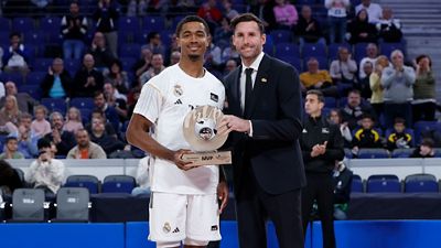 Maledon receives the League's MVP award for November at the Movistar Arena