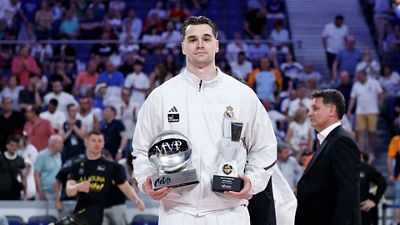 Hezonja recibe los trofeos de MVP e integrante del mejor quinteto de la Liga