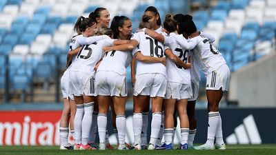 Victoria en el derbi con un gran gol de Weir