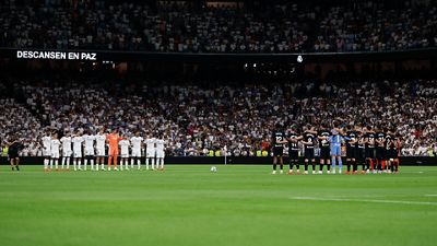 Minuto de silencio en el Bernabéu