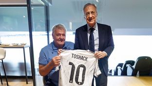 El Real Madrid participa en el homenaje a Toshack