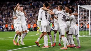 3-1: Victoria y liderato con doblete de Vini Jr.